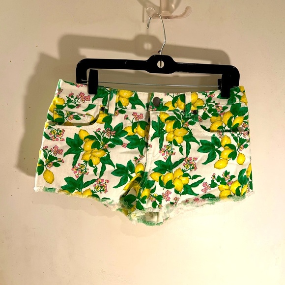 EUC VICTORIAS SECRET - LEMON Floral Print Denim Shorts size 8 - Picture 3 of 15